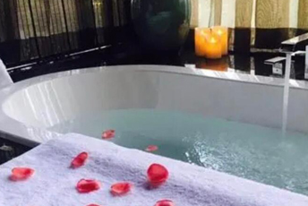 北京通州水疗池中的失重冥想：当身体学会漂浮